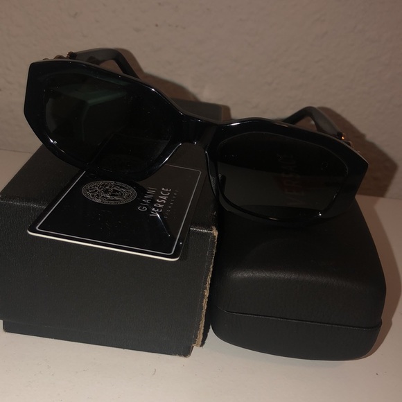100% Authentic Versace Shades           Model VE 4361 NWT & Authentication Card - Picture 6 of 12